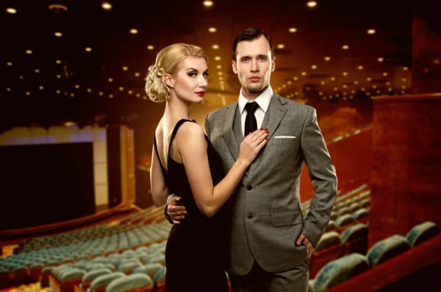 Jak się ubrać do teatru muzycznego kobieta - elegancja bez wysiłku Jak się ubrać do teatru muzycznego kobieta - elegancja bez wysiłku