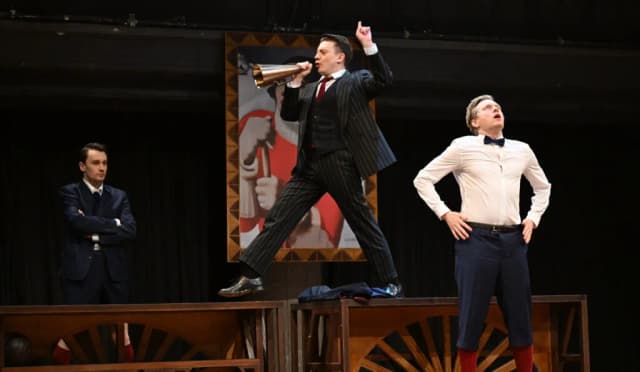Teatr spektakle w Warszawie – odkryj najlepsze przedstawienia i recenzje Teatr spektakle w Warszawie – odkryj najlepsze przedstawienia i recenzje