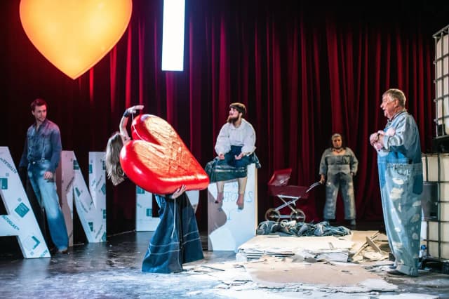 Spektakl klątwa: odkryj mroczne tajemnice religijności w teatrze Spektakl klątwa: odkryj mroczne tajemnice religijności w teatrze